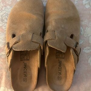 Kidmi Tan Suede Clogs